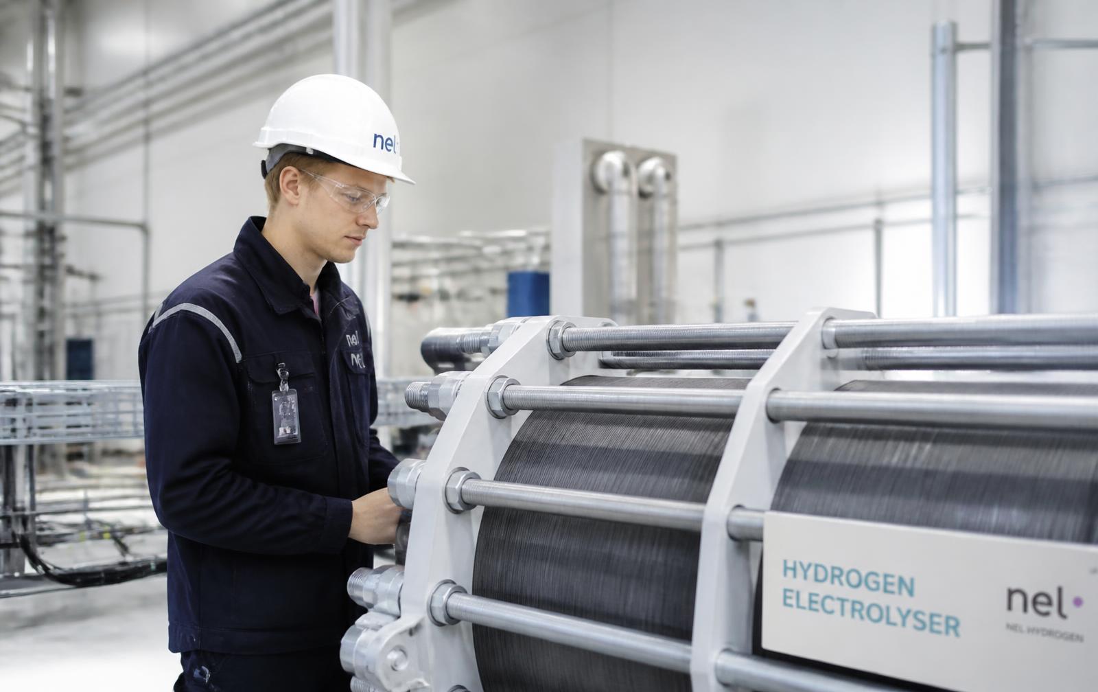 Ingeniør inspiserer en elektrolysør i et norsk industrianlegg